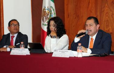 Panelista en mesa de dialogo