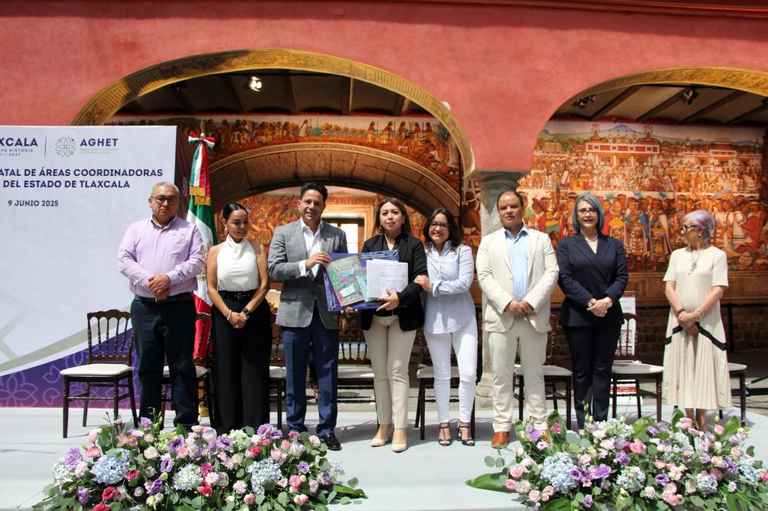 la directora de Archivo y Documentación, Yaneth Salvatierra Martínez