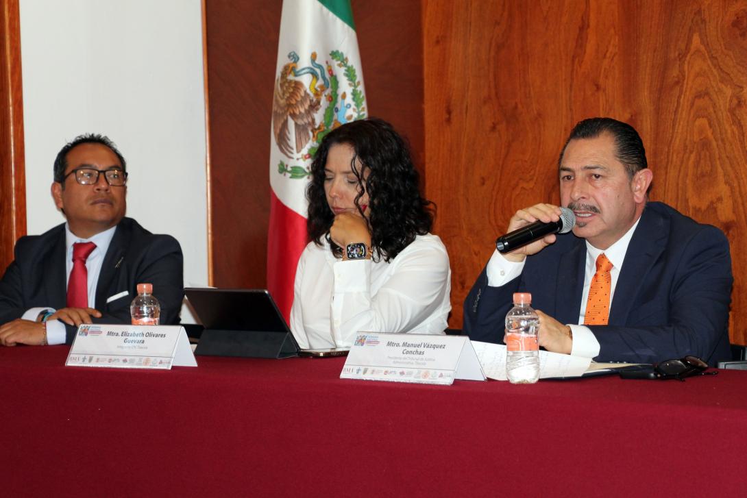 Panelista en mesa de dialogo