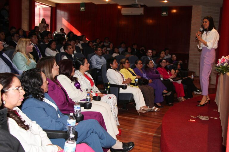 Las Magistradas del Tribunal de Justicia Administrativa del Estado de Tlaxcala, Luz María Vázquez Ávila y Martha Zenteno Ramírez, así como la encargada de la Unidad de Igualdad de Género…