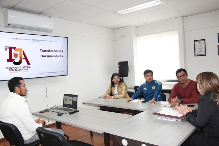 La directora de Archivo y Documentación del Tribunal de Justicia Administrativa del Estado de Tlaxcala, Yaneth Salvatierra Martínez, sostuvo una mesa de trabajo…